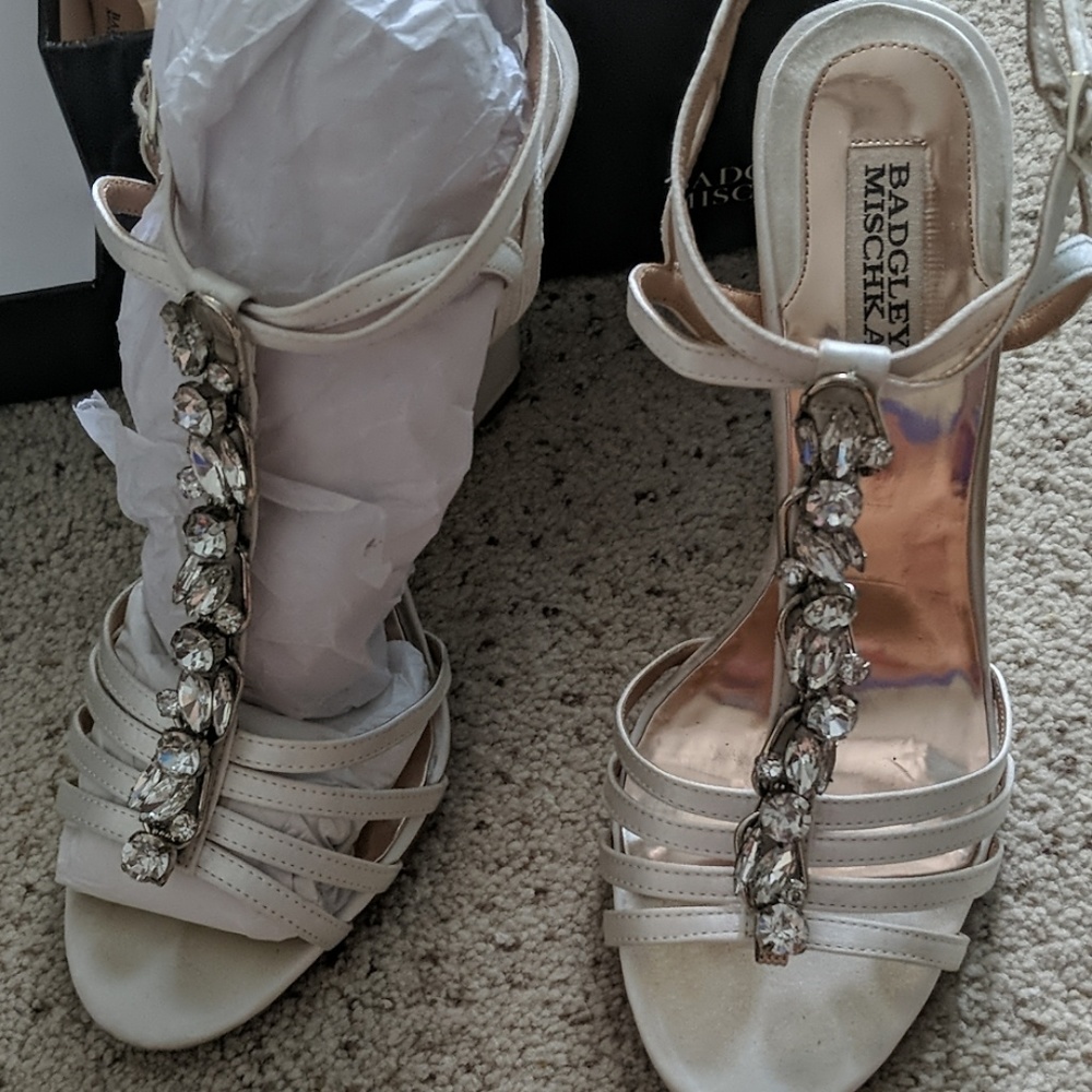 Badgley Mischka size 9 wedges